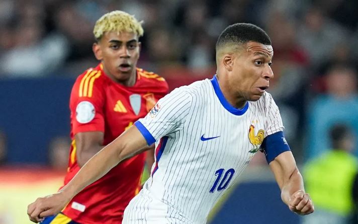 Mbappe có thể giúp Pháp vô địch World Cup 2026? Mbappe trên sân bóng với áo đội tuyển Pháp