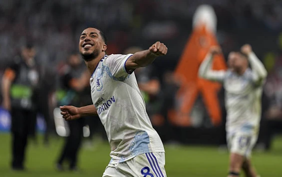 Youri Tielemans chuyền bóng