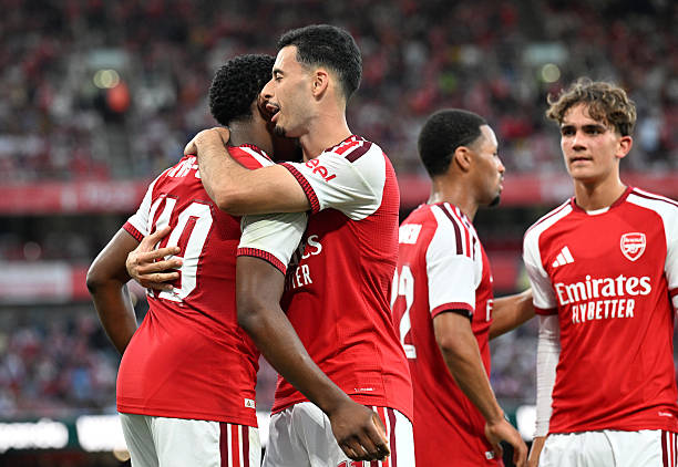 Arsenal đánh bại Como trên chấm luân lưu David Raya cứu thua trong loạt luân lưu