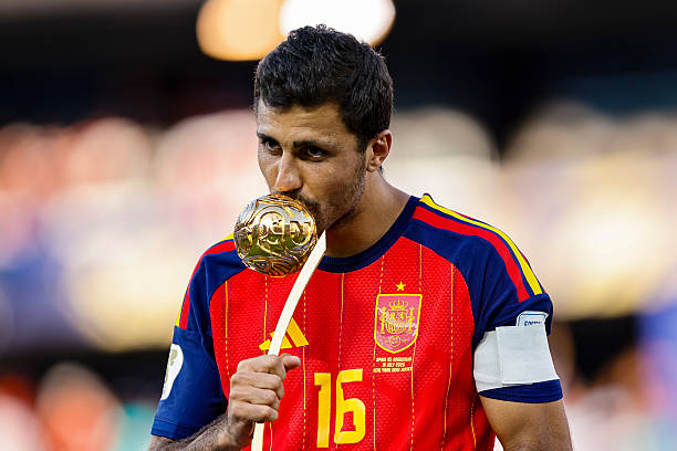 Rodri nhiều khả năng sẽ không tới Real Madrid Rodri trong màu áo thi đấu