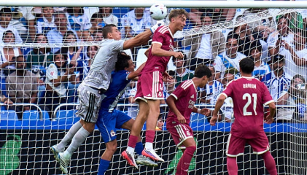 Andriy Lunin trong tình huống cản phá bóng