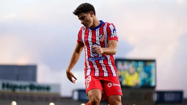 Tiền đạo Argentina khó rời Atletico