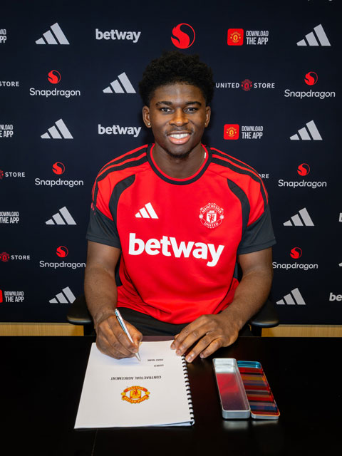 Baleba chính thức ký hợp đồng có thời hạn 5 năm với MU - Ảnh: @ManUtd Baleba chính thức ký hợp đồng có thời hạn 5 năm với MU