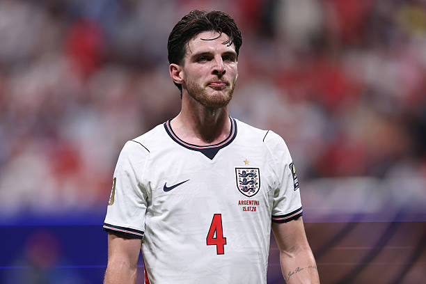 Declan Rice hoạt động năng nổ ở tuyến giữa Declan Rice kiến tạo cho đồng đội