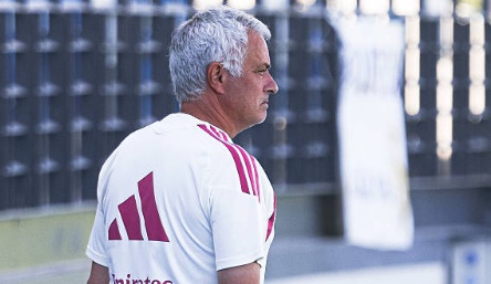 Mourinho đang gánh trên vai trách nhiệm phục hưng Real Mourinho đang gánh trên vai trách nhiệm phục hưng Real