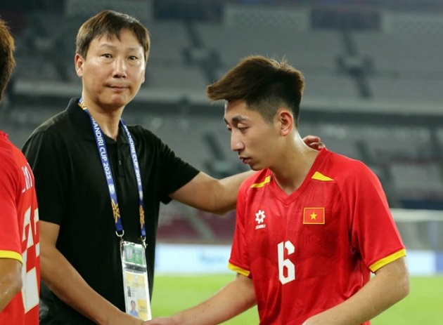 HLV Kim Sang-sik trên đường biên sân
