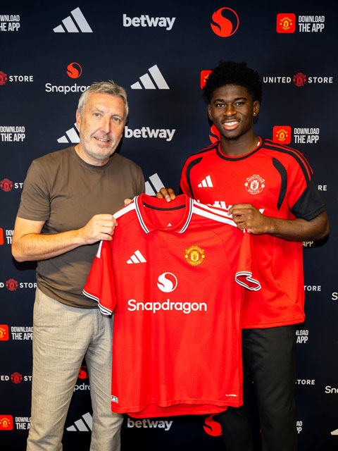 Giám đốc bóng đá Jason Wilcox cũng đánh giá cao tân binh người Cameroon - Ảnh: @ManUtd Giám đốc bóng đá Jason Wilcox cũng đánh giá cao tân binh người Cameroon