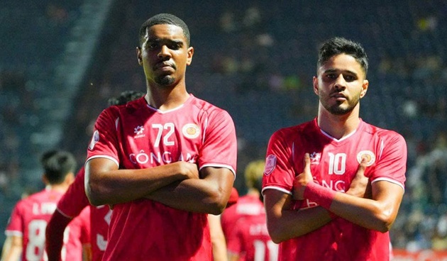 Artur là số 10 nhạc trưởng của CAHN. Tiền vệ Leo Artur đang cầm bóng trên sân