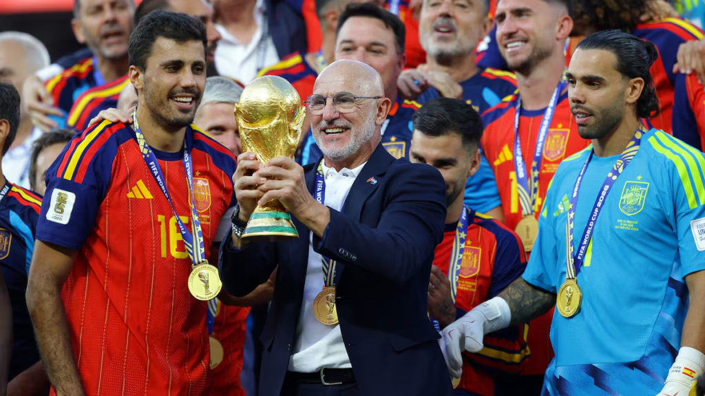 HLV Tây Ban Nha chia sẻ quan điểm về tiki-taka và triết lý bóng đá hiện đại