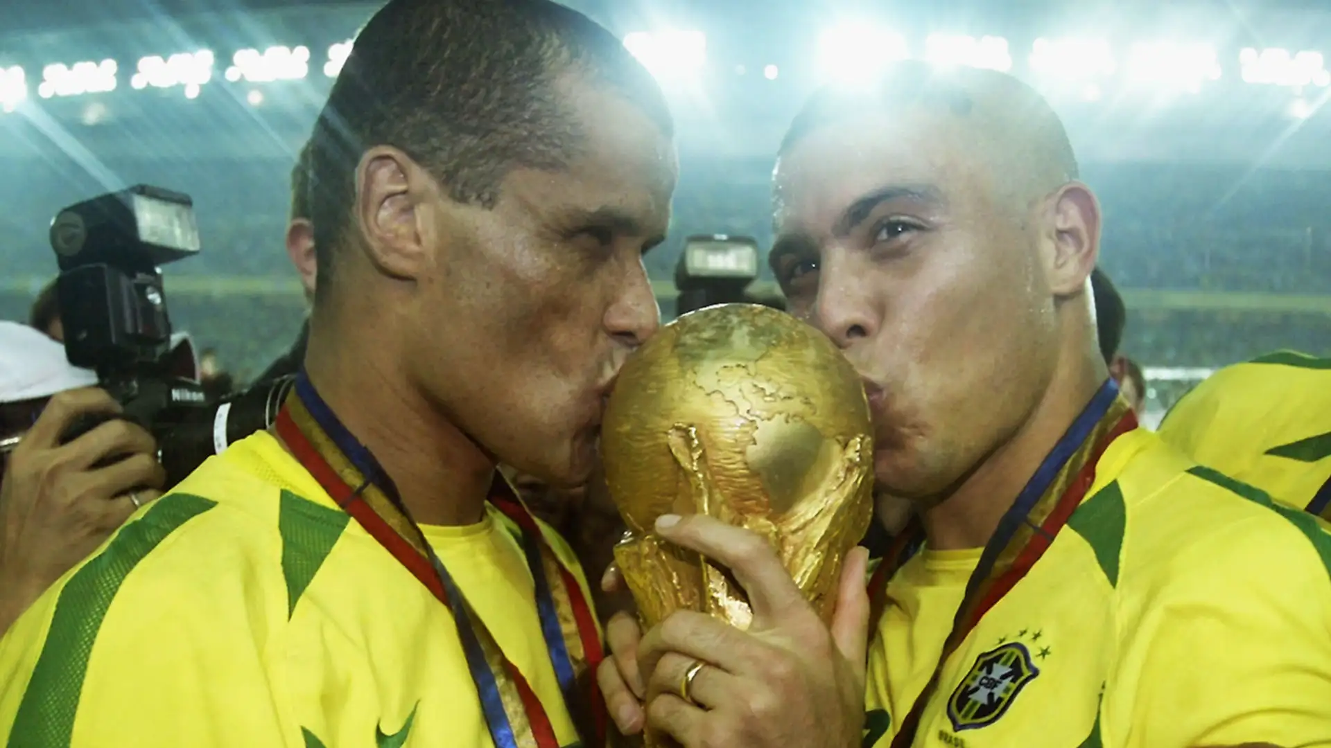 Yokohama chứng kiến khoảnh khắc Ronaldo béo viết lại lịch sử.