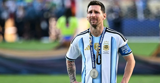 Messi lặng lẽ nức nở khi thua Tây Ban Nha.