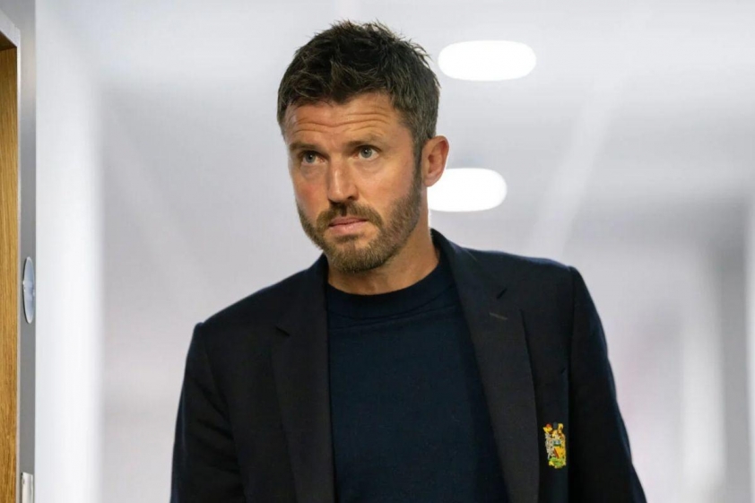 Michael Carrick đối mặt áp lực nặng nề trong khi HLV Sergej Jakirovic công khai khát vọng dẫn dắt Manchester United