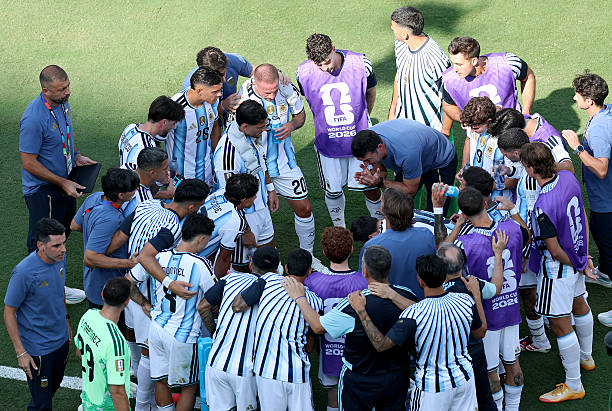 Scaloni biến những mảnh vỡ Argentina thành một tập thể. Scaloni biến những mảnh vỡ Argentina thành một tập thể.