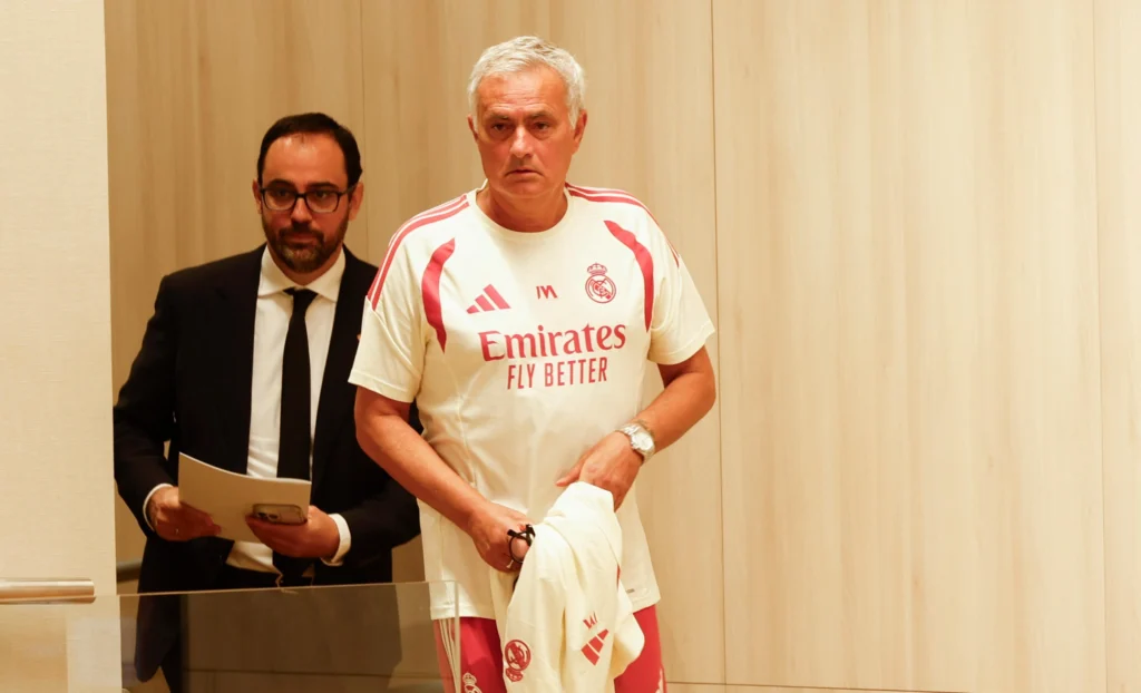 Mourinho lý giải lí do Vinicius bị chỉ trích mạnh mẽ như cây trĩu quả