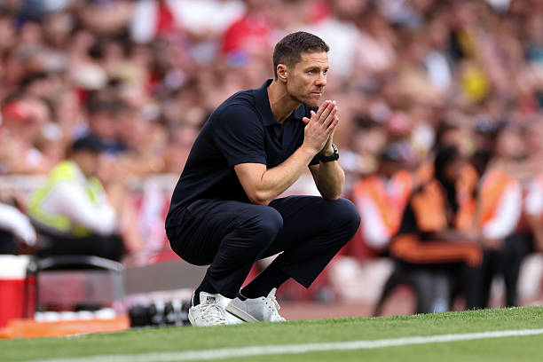 Alonso không thể chủ quan trước một đối thủ đang có phong độ tốt HLV Xabi Alonso theo dõi trận đấu